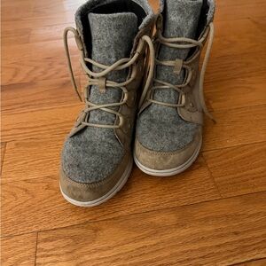 Sorel Women’s Grey Felt & Tan Lace-Up Winter Boots